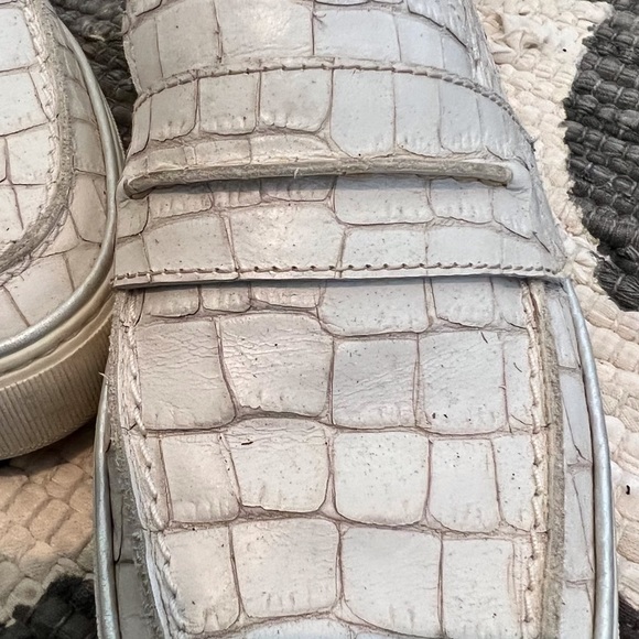 Stuart Weitzman crocodile cream loafers size 7 1/2 - Picture 3 of 4